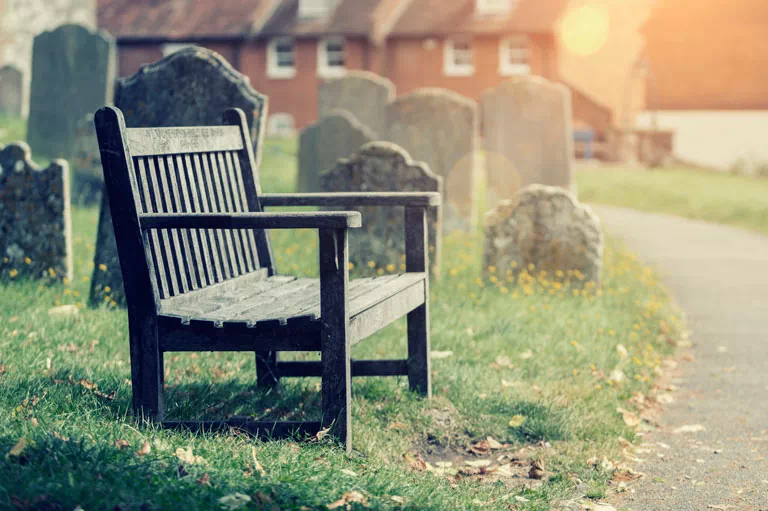 ławka na cmentarzu